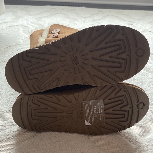 NWOT Bailey Button UGG boots in Chestnut. Size 6 - Picture 6 of 6